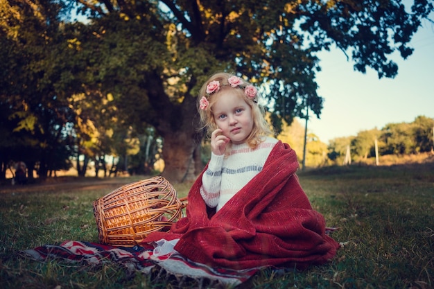 Een serie foto's van roodharige kinderen. meisje en jongen in de natuur, zonsondergang, herfst. vrolijke tijd