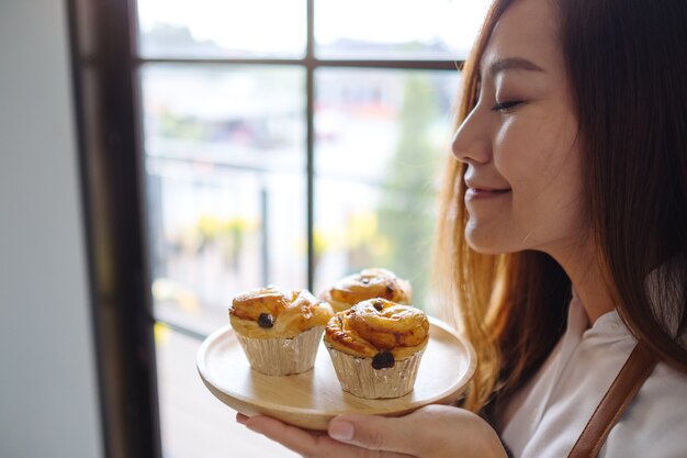 Een serveerster die een Deens dessert van rozijnen vasthoudt en ruikt?