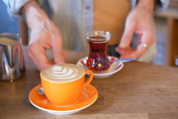 Een serveerster die een kop koffie aanbiedt.