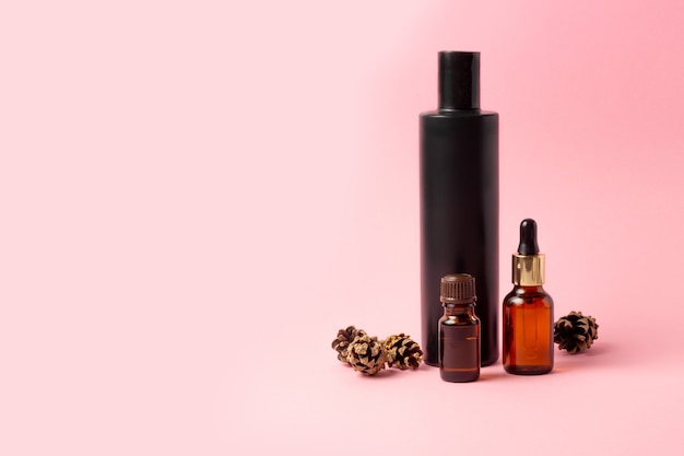 Een set amberkleurige flessen voor etherische oliën en cosmetica. Glazen fles. Druppelbuisje, spuitfles