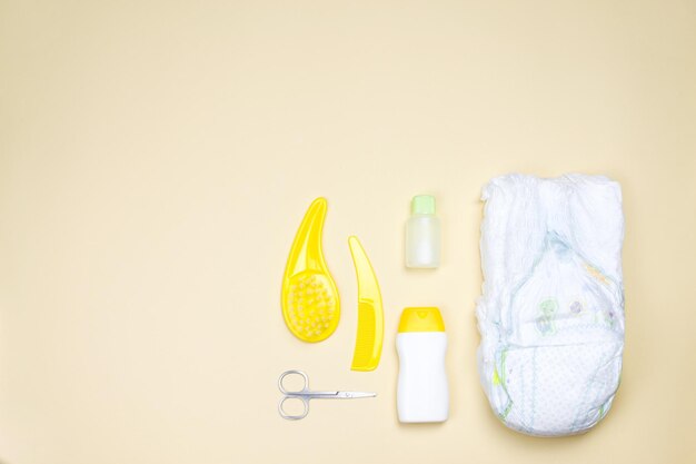 Een set babyspullen om te douchen Cosmetica voor kinderhygiëne Bovenaanzicht kopieerruimte