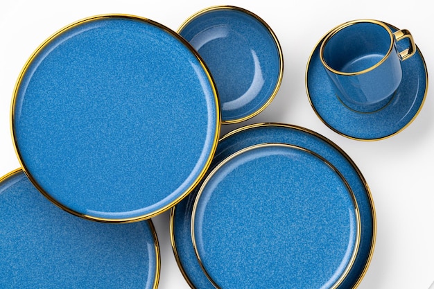 Een set blauwe keramische borden en beker op een witte achtergrond Bovenaanzicht