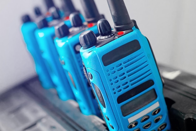 Een set blauwe walkietalkies staat op een rij Een apparaat voor het verzenden van stabiele radiocommunicatie over een afstand