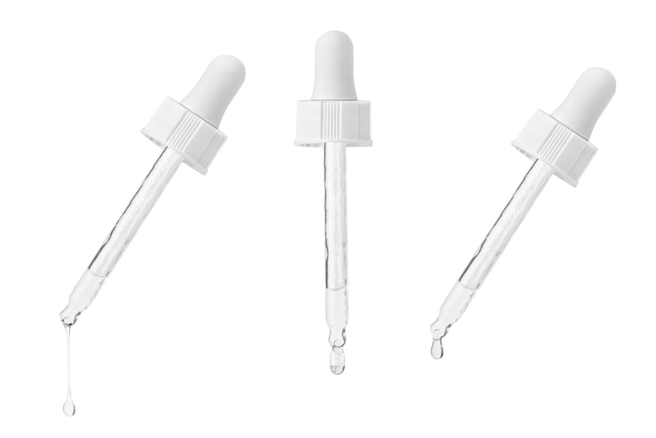 Foto een set cosmetische pipetten met druipende en stromende vloeistof hyaluronzuur serum voor het gezicht moisturizing