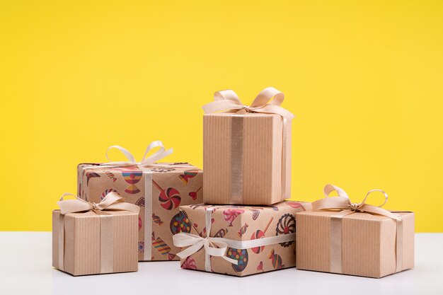 Een set dozen in feestelijke verpakking, versierd met linten met strikken.