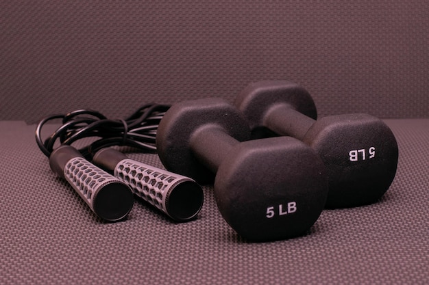 Een set dumbbells met het getal 5 lb aan de zijkant.