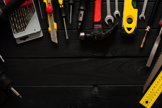 Een set gereedschappen in een halve cirkel op de houten tafel met kopieerruimte