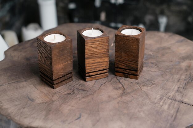 Een set handgemaakte bruin houten kandelaars
