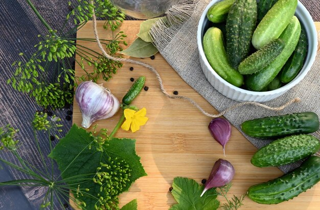 Een set ingrediënten voor het beitsen van komkommers gepekelde komkommers pekel