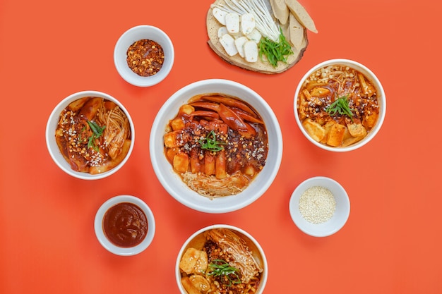 Een set Koreaans eten wordt warm geserveerd op de oranje achtergrond.