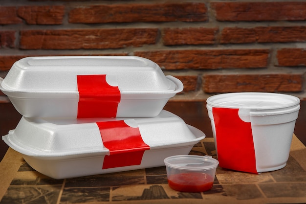 Een set plastic containers voor levering aan huis