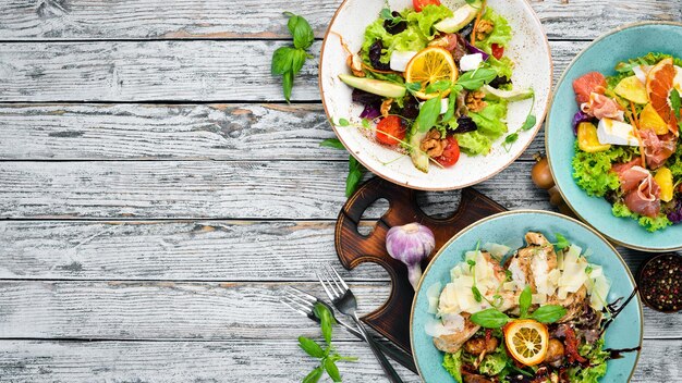 Een set salades In het bord Rustieke stijl Bovenaanzicht Vrije ruimte voor uw tekst