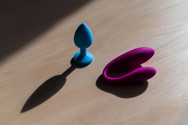 Een set seksspeeltjes van latex Blauwe siliconen buttplug en roze vaginale clitorisvibrator Curved Massager Point G Stimulator