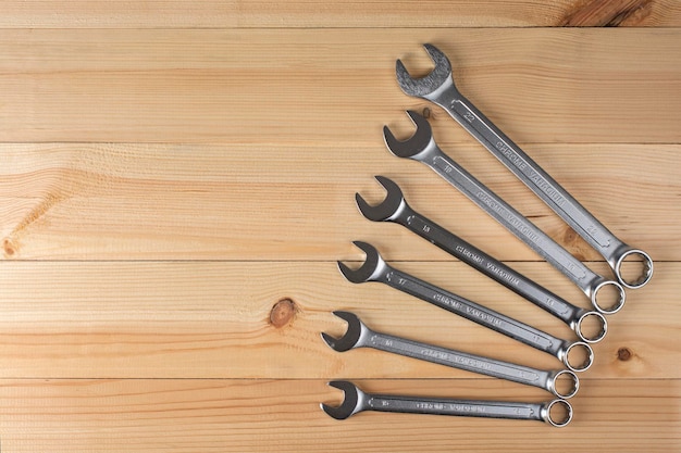 Een set sleutels op een houten tafel. Uitzicht van boven.