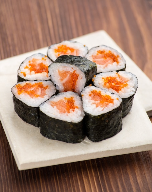 Een set sushi met kaviaar op een bord