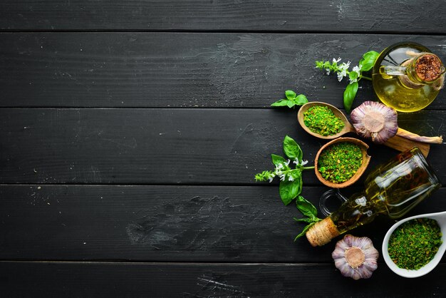 Een set van groene kruiden op een zwarte achtergrond Basil Rosemary Thyman Top view