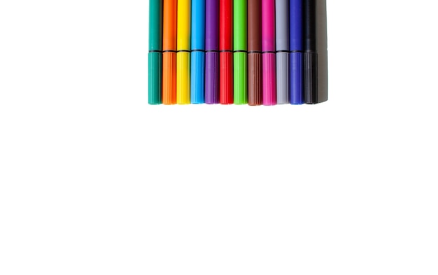 Een set van kleurrijke pennen op een witte achtergrond. Bovenaanzicht. Het concept van schoolbenodigdheden en kantoorwerk