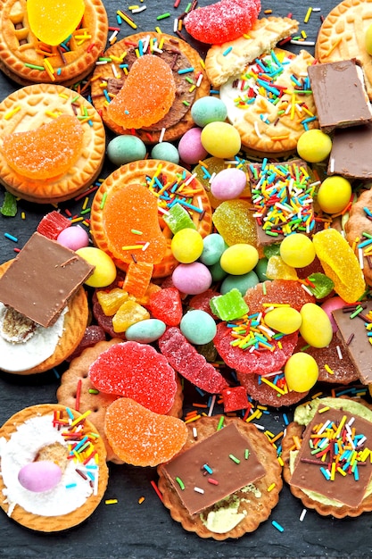 Foto een set van kleurrijke snoepjes en snoep. viering met snoep. junk food.