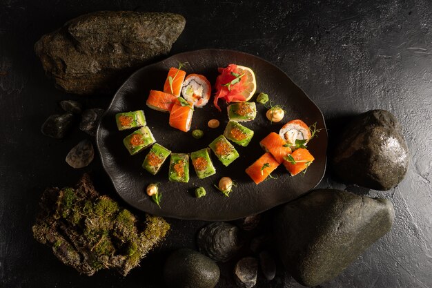 Een set van verschillende soorten sushi op een mooie zwarte plaat. Japans gerecht.