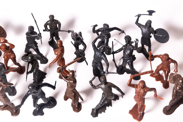 Een set van verschillende speelgoedfiguren van soldaten op een witte achtergrond