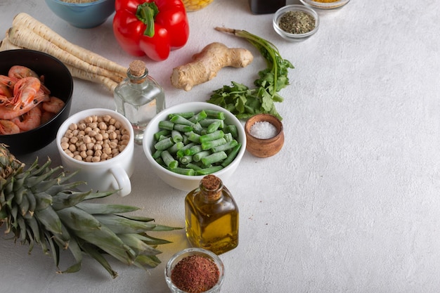 Een set van verschillende voedingsproducten voor de oosterse keuken - dit zijn groenten, vlees, zeevruchten en fruit.