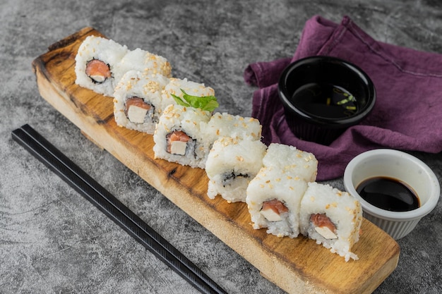 Een set verse sushi rolt met zalm, avocado en zwarte sesamzaadjes close-up. Californië rol