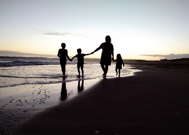 Foto een silhouet van gezinsliefde.