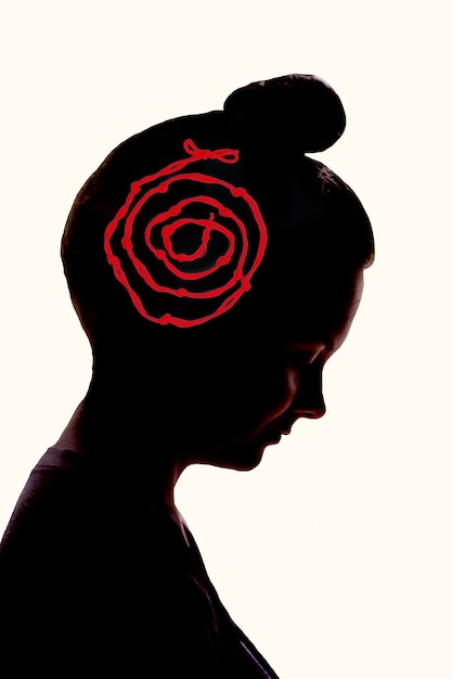 Een silhouet van het hoofd van een meisje, met een rood touw met knopen erop als aandenken.