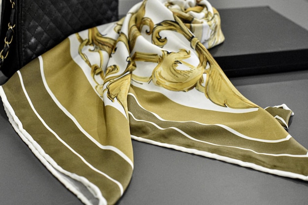 Een sjaal met een goud en wit patroon erop