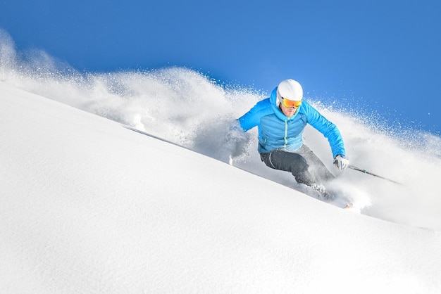 Een skiër in poeder offpiste