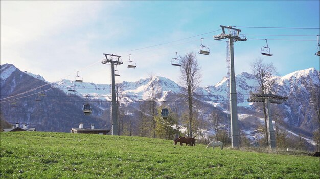 Foto een skilift in de bergen