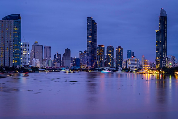 Een skyline van de stad met de lichten aan