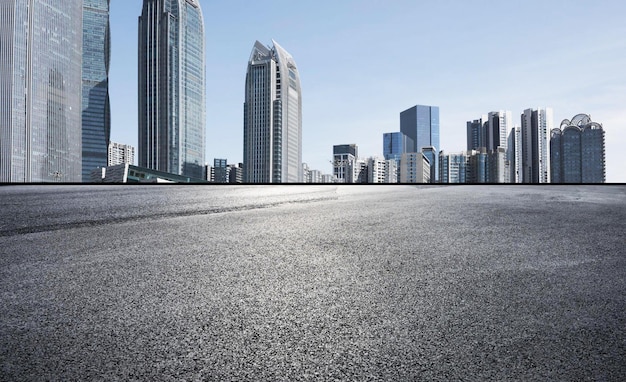 Een skyline van de stad met een blauwe lucht en een bord met de tekst 'niet parkeren'