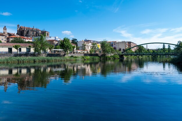 Een skyline van de stad Plasencia met de rivier de Jerte op de voorgrond en de kathedraal