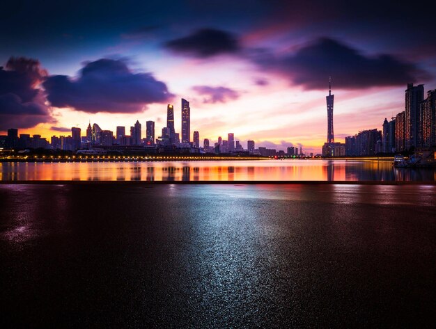 Een skyline van een stad met onderaan het woord shanghai