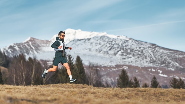 Een skyrunner atleet man loopt in de hoge bergen