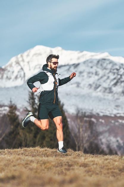 Een skyrunner atleet man loopt in de hoge bergen