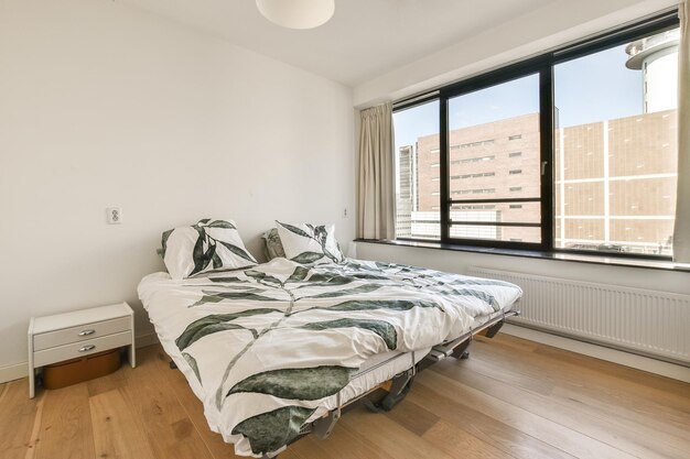 Foto een slaapkamer met een bed en een groot raam