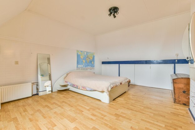 Foto een slaapkamer met een bed en een spiegel en een