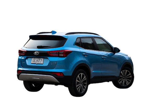 Een slanke blauwe Hyundai Kona subcompact SUV gecentreerd voor een schone witte achtergrond