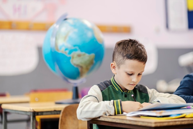 Een slimme leerling die problemen in de wiskunde op school oplost