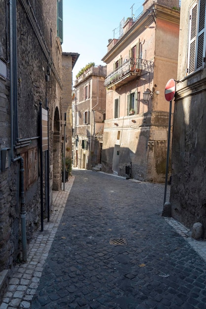 Een smal straatje in de stad Rome, de weg van kasseien en oude huizen