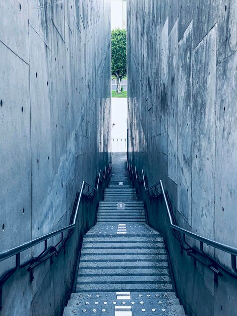 Foto een smalle steeg tussen gebouwen in de stad.