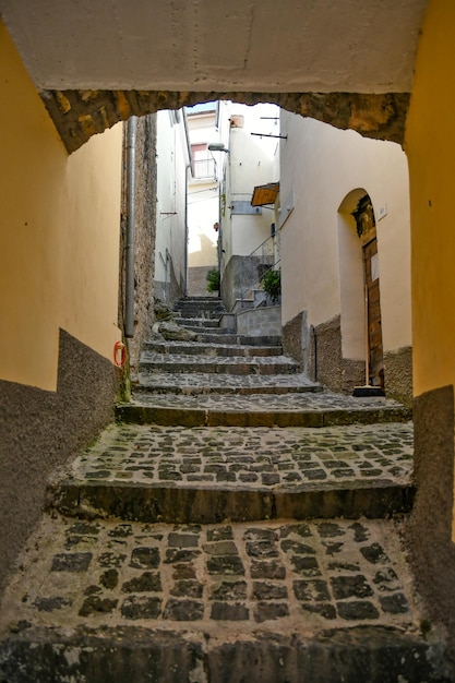 Een smalle straat in Carpinone, een middeleeuwse stad in de regio Molise in Italië