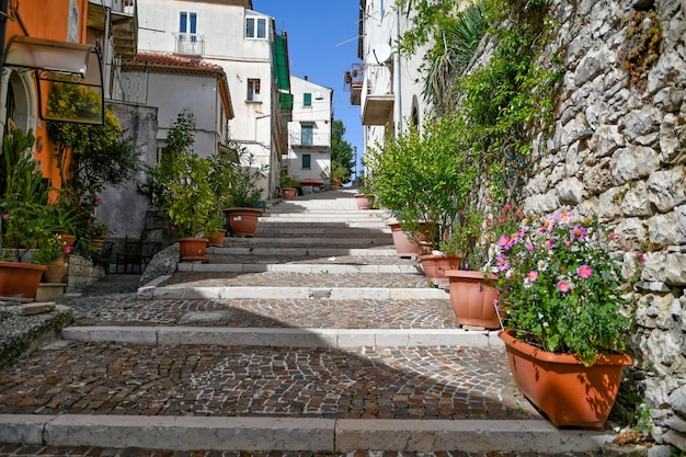 Een smalle straat in Carpinone, een middeleeuwse stad in de regio Molise in Italië