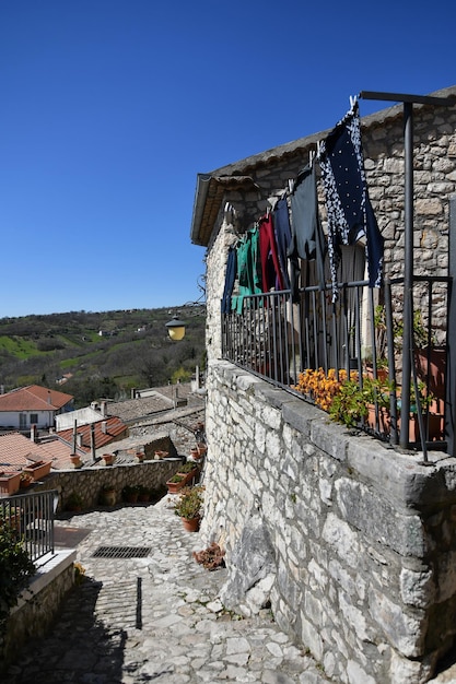 Foto een smalle straat in gesualdo, een klein dorpje in de provincie avellino in italië.