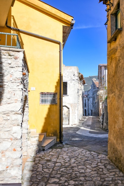 Een smalle straat in Trentinara, een klein dorpje in de provincie Salerno in Italië.