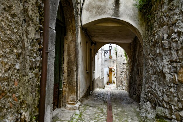 Een smalle straat tussen de oude huizen van Petina, een dorp in de provincie Salerno, Italië.
