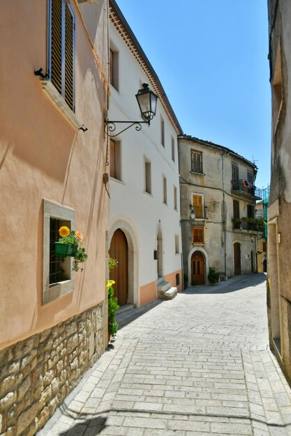 Een smalle straat van Cusano Mutri, een middeleeuwse stad in de provincie Benevento in Italië