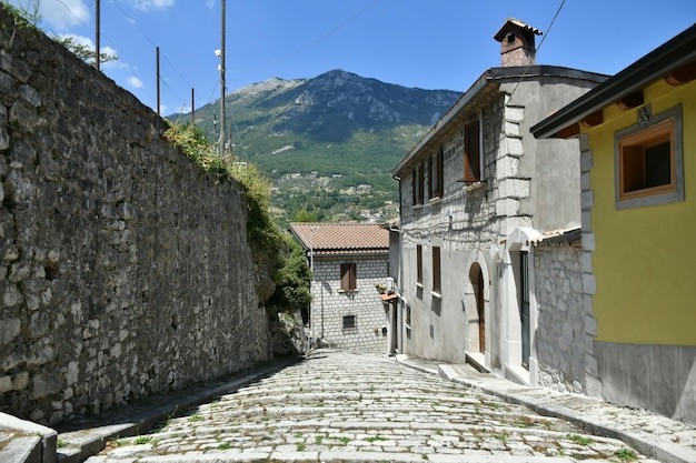 Een smalle straat van Cusano Mutri, een middeleeuwse stad in de provincie Benevento in Italië